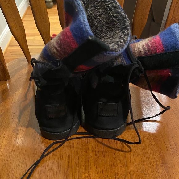 TOMS boots - Picture 2 of 4
